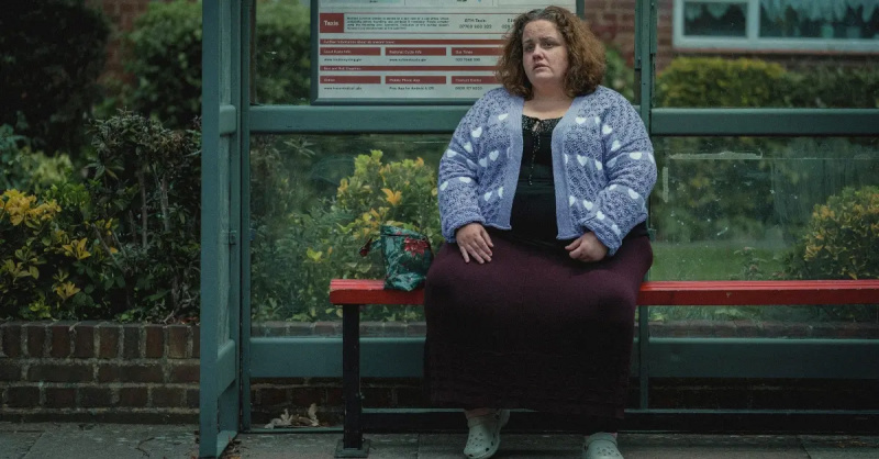 杰西卡·冈宁在 Netflix 中饰演玛莎's 'Baby Reindeer' - sitting at bus stop