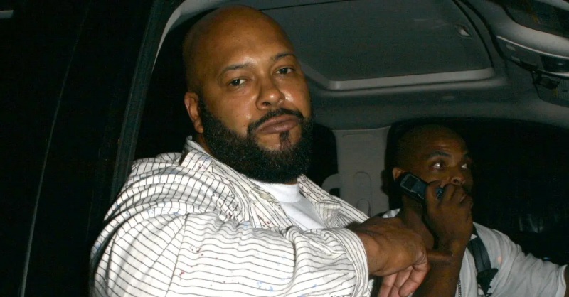 자동차 조수석에 앉아 있는 Suge Knight