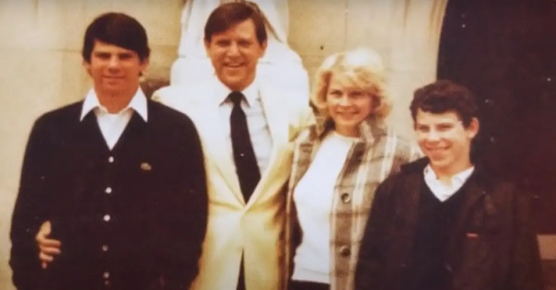 (L-R): Lyle Menendez, Jose Menendez, Kitty Menendez és Erik Menendez