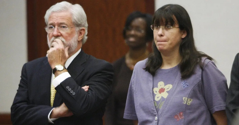 Andrea Yates (sağda), 26 Temmuz 2006'daki yeniden duruşmasında delilik nedeniyle suçsuz olduğu kararı okunduğunda avukatı George Parnham'ın yanında yer alıyor.