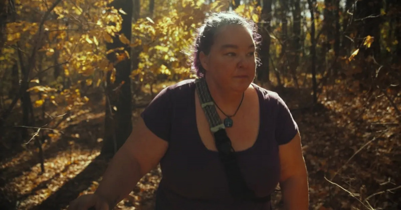 Natasha Teasley, ulkoiluharrastaja ja kybertutkija, kävelee metsässä.