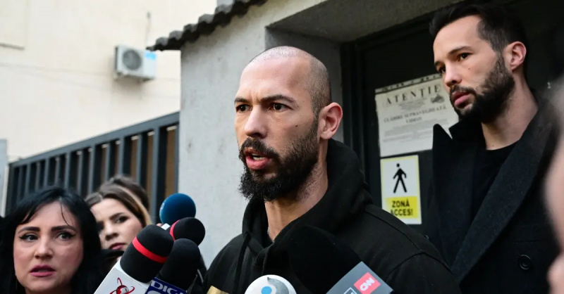 Andrew Tate má tlačovú konferenciu pred rumunským väzením