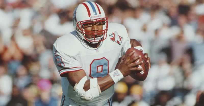 Steve McNair jookseb palli mängu ajal Pittsburgh Steelersiga 15. novembril 1998.
