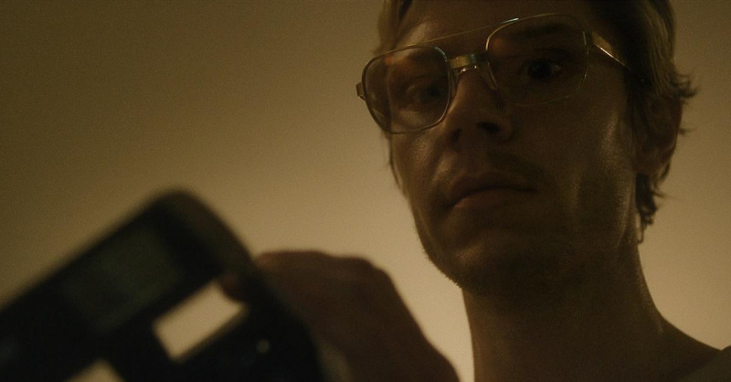   Evan Peters nei panni di Jeffrey Dahmer con la telecamera dentro'DAHMER - Monster: The Jeffrey Dahmer Story'