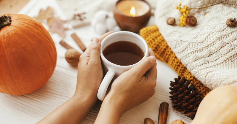 マグカップのお茶とカボチャが特徴の秋の美学。