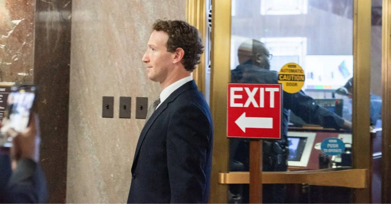 Mark Zuckerberg părăsind o audiere în Congres.