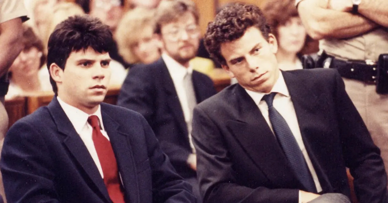 Lyle (L) e Erik Menendez (R) em sua acusação