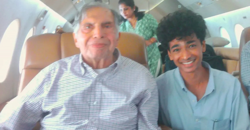 (L-R): Ratan Tata un Shantanu Naidu smaida lidmašīnā