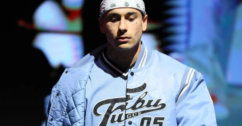 ユニバーサル ヒップホップ ミュージアムで FUBU を着てランウェイを歩くモデル's "The Drip: 50 Years of Hip Hop Fashion" at Hard Rock Hotel New York on February 24, 2023 in New York City