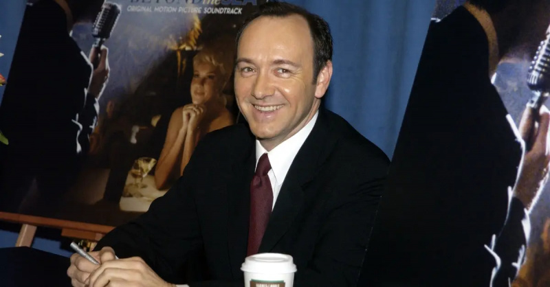 Кевін Спейсі підписує копії свого компакт-диску"Beyond The Sea" at Barnes And Noble, Chelsea in New York City