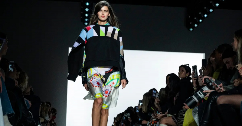 Naglalakad si Kamila Hansen sa runway para sa Cynthia Rowley fashion show noong Pebrero 2020 - New York Fashion Week