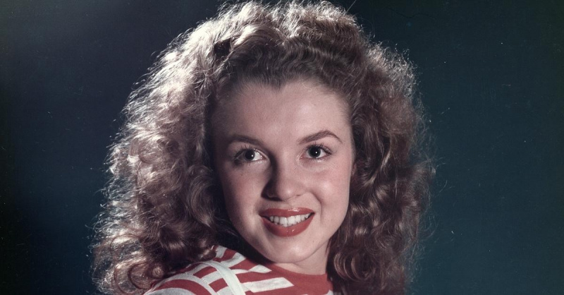 Foto de modelagem inicial de Marilyn Monroe com sua cor de cabelo natural.