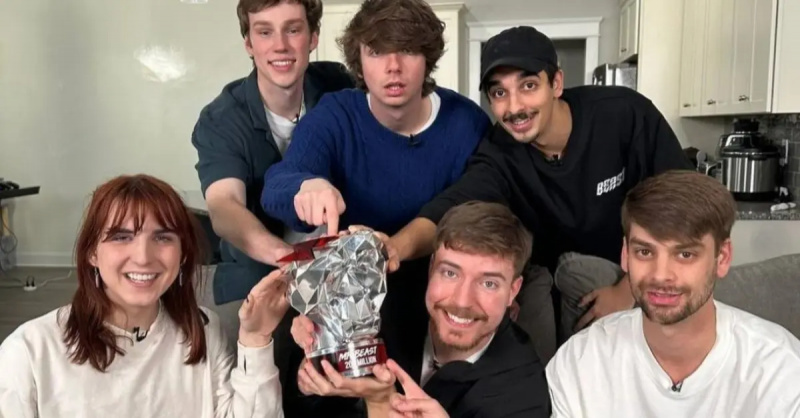 MrBeast e alguns de seus atuais e ex-funcionários.