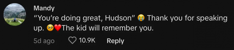 ТикТокер @_мандис_._ је коментарисао, ''You're doing great, Hudson' 😭 Thank you for speaking up. 🥺❤️ The kid will remember you."