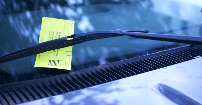 किसी पर टिकट's car windshield.