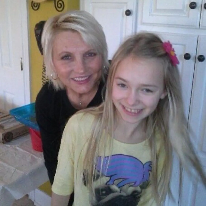 Zoe Laverne als Kind mit ihrer Mutter Debbie