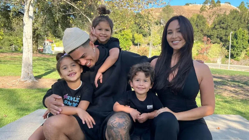 Austin McBroom และ Catherine Paiz ที่สวนสาธารณะกับลูกๆ ของพวกเขา