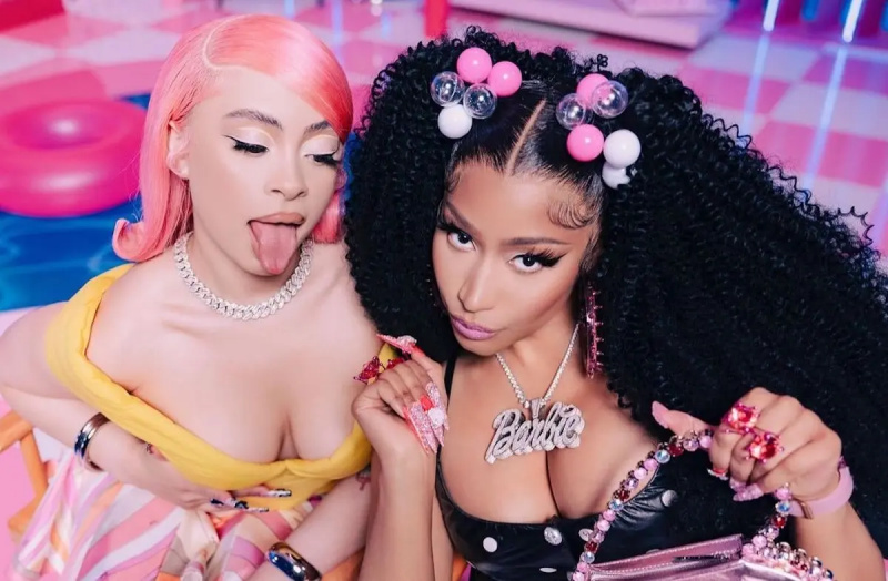 Ice Spice dan Nicki Minaj di lokasi syuting"Barbie World" music video