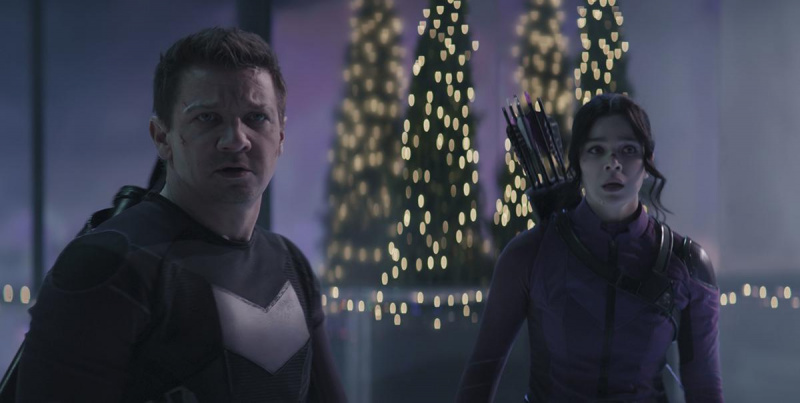 (kiri-kanan) Clint Barton dan Kate Bishop