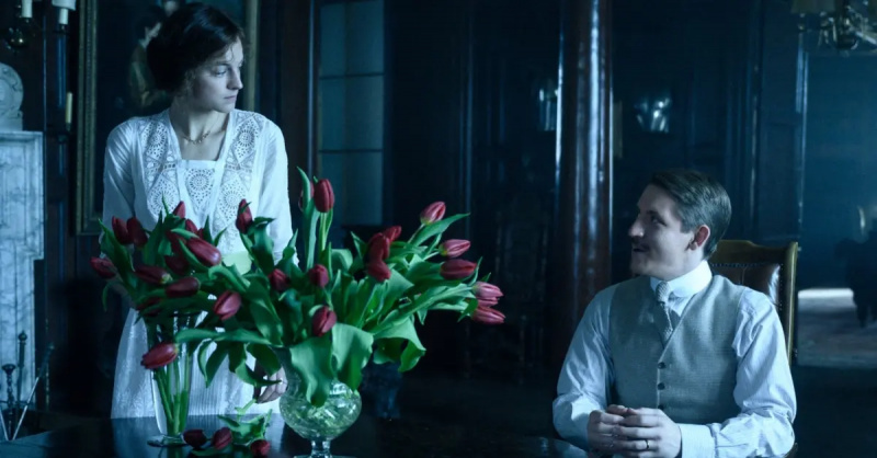 Emma Corrin et Matthew Duckett dans'Lady Chatterley's Lover'