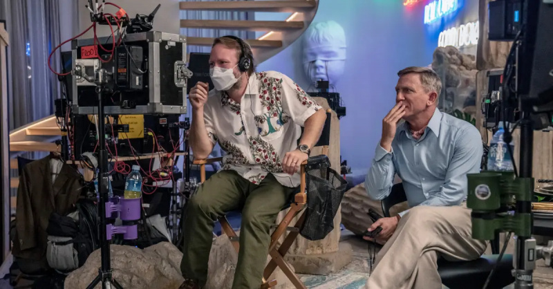 Rian Johnson và Daniel Craig ở hậu trường phim'Glass Onion.'