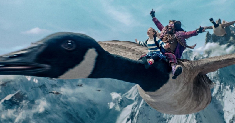 (L-R) Jason Momoa als Flip, Marlow Barkley als Nemo