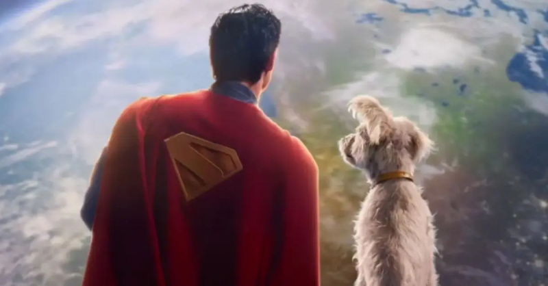 Krypto et Superman regardent la terre ensemble.