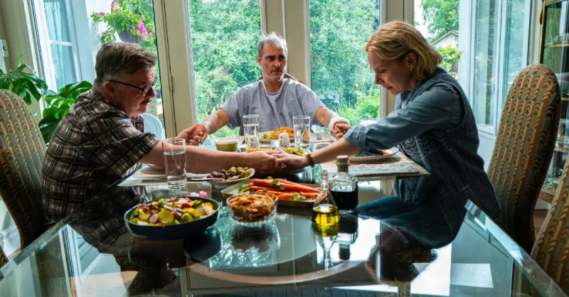 (L-R) Nathanas Lane'as kaip Rogeris, Joaquinas Phoenixas kaip Beau ir Amy Ryan kaip Grace'Beau Is Afraid.'