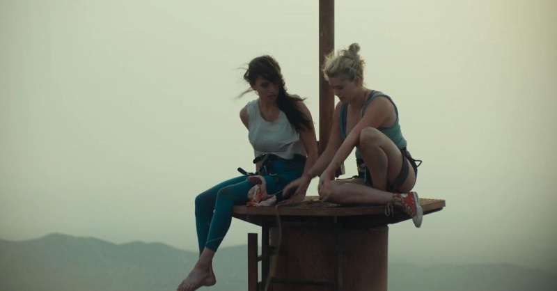 Grace Caroline Currey và Virginia Gardner trong'Fall.'