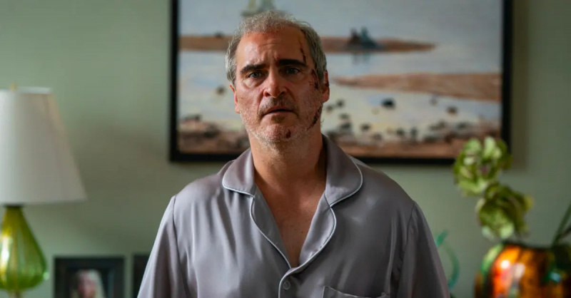 Beau (Joaquin Phoenix) har pyjamas på, mens han vandrer gennem Grace og Roger's home.