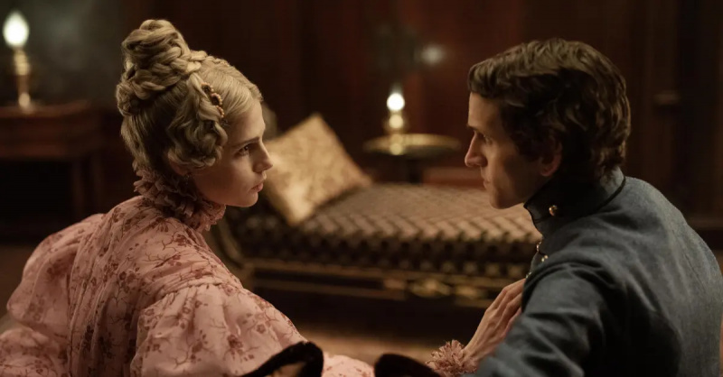 Lucy Boynton sebagai Lea Marquis dan Harry Melling sebagai Edgar Allan Poe'The Pale Blue Eye'