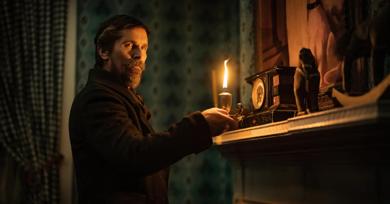 Christian Bale sebagai Det. Augustus Landor di'The Pale Blue Eye'