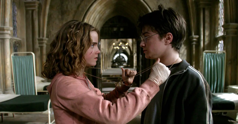 Hermiona a Harry používajú obracač času'Prisoner of Azkaban'