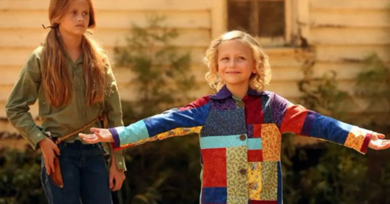Alyvia Alyn Lind als Dolly Parton in „Dolly Partons Mantel der vielen Farben“.'