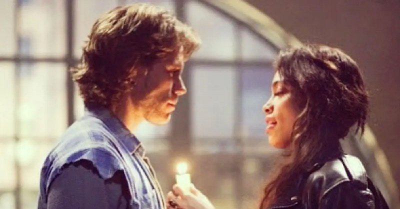 (l-r): Adam Pascal και Rosario Dawson σε μια σκηνή από'Rent.'