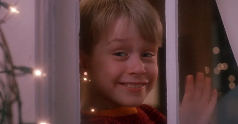 Kumaway si Kevin mula sa isang bintana sa Home Alone