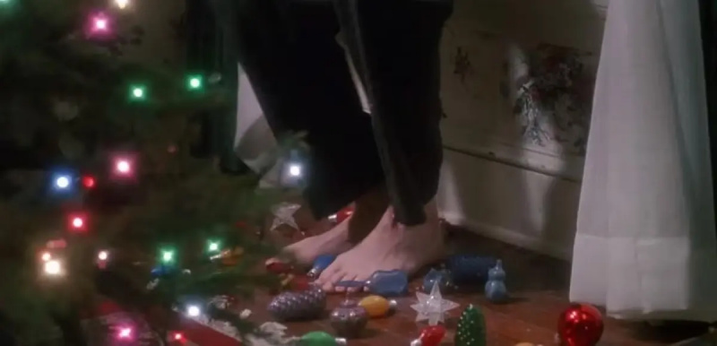 Tinahak ni Marv ang mga sirang palamuti sa Home Alone