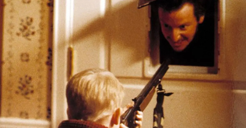 Itinutok ni Kevin ang kanyang BB gun kay Marv sa Home Alone