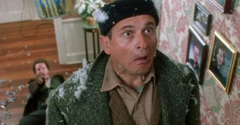 Sina Harry at Marv sa hagdan sa Home Alone