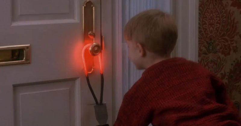 Pinainit ni Kevin ang door knob sa Home Alone