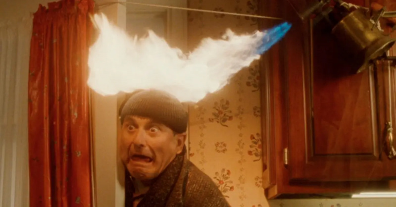 Nakakuha si Harry ng suntok na sulo sa kanyang ulo sa Home Alone