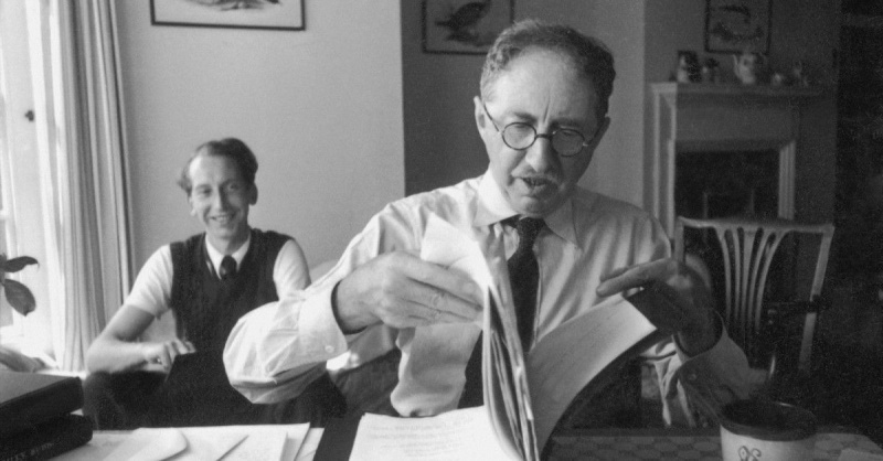 E.M. Forster (sağda) ile birlikte yazar Eric Crozier (solda) 1949'da