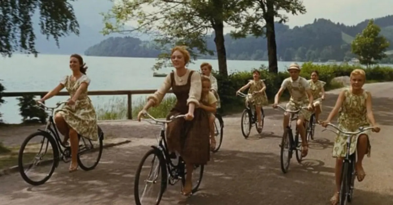 Julie Andrews ขี่จักรยานเข้ามา'The Sound of Music'