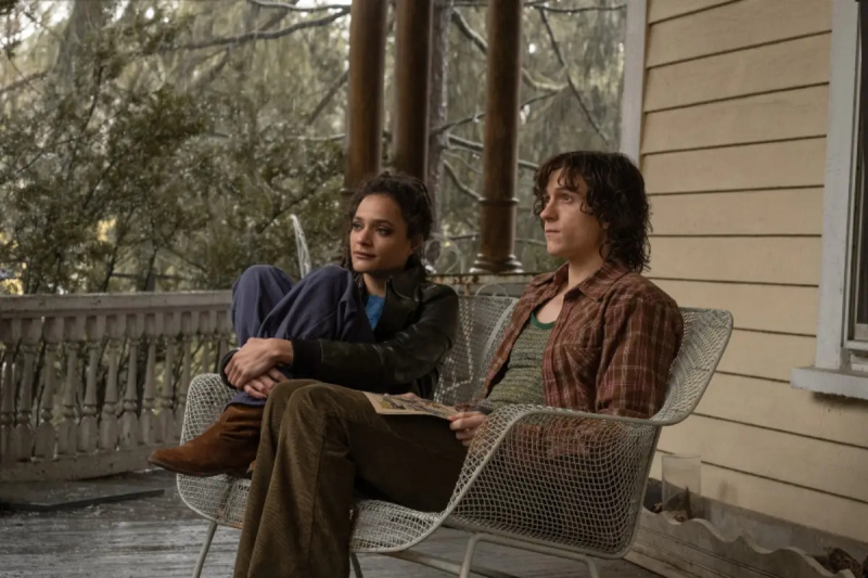 Sasha Lane ir Tomas Hollandas"The Crowded Room,"
