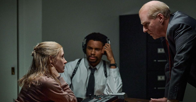 Jessica Chastain como Amy Loughren em The Good Nurse conversando com a polícia