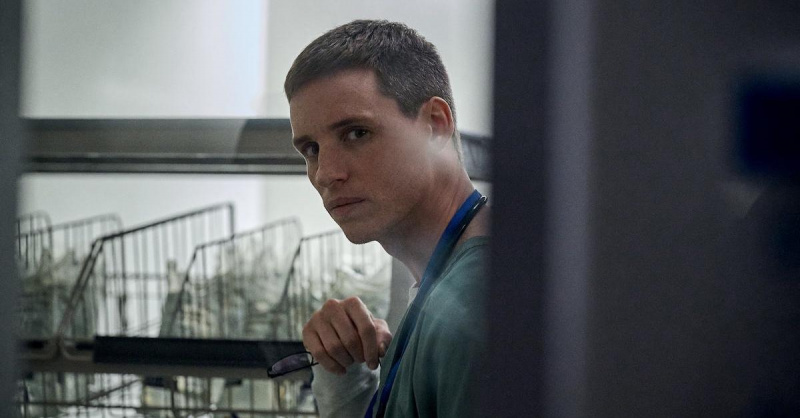 Eddie Redmayne como Charles Cullen em A Boa Enfermeira