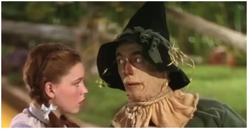 (l-r): Judy Garland como Dorothy e Ray Bolger como Espantalho em'The Wizard of Oz'