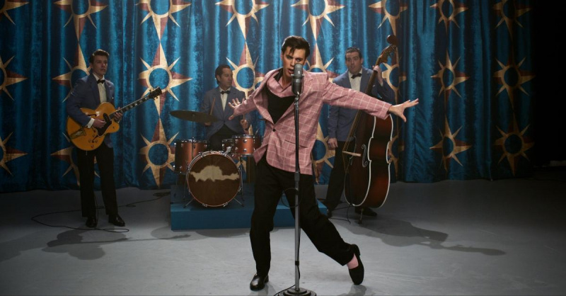 Austin Butler jako Elvis Presley w'Elvis.'