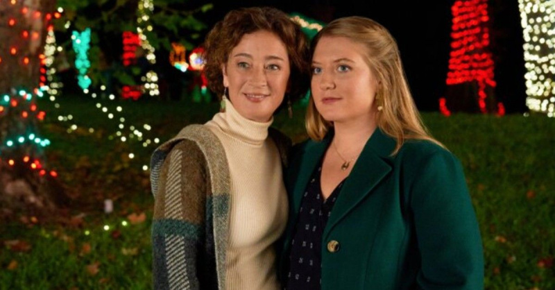 (L-R) Jennifer (Moira Kelly) och Campbell (Jaicy Elliot) i'My Southern Family Christmas'