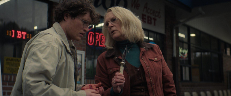Jamie Lee Curtis als Laurie Strode und Rohan Campbell als Corey Cunningham in'Halloween Ends.'